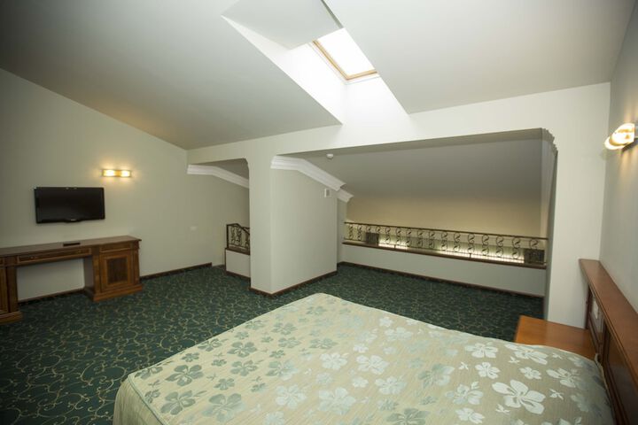 Room 5 of 141
