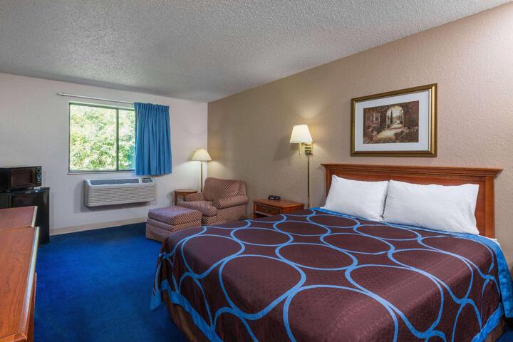 1 King Bed (3 of 10)