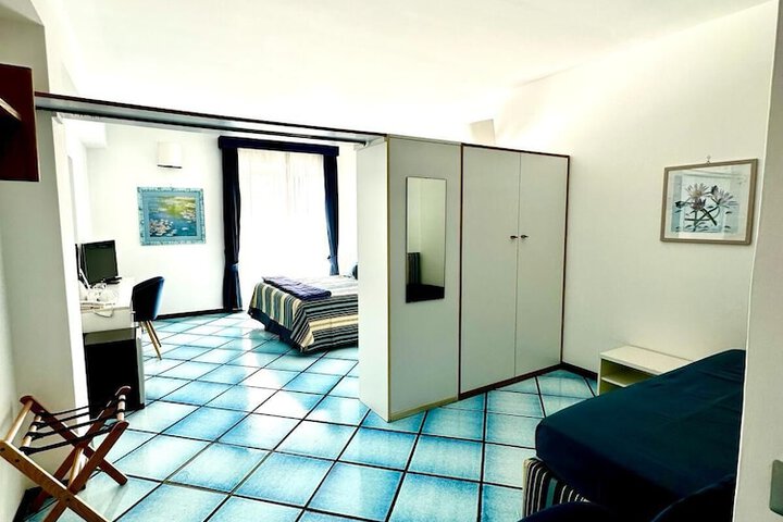 Room 8 of 16