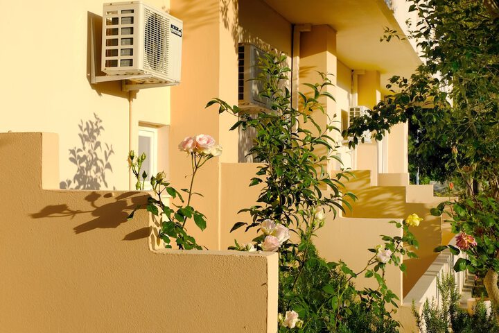 Hotel Exterior 95 of 110