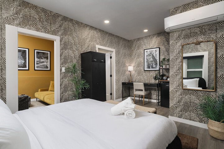 Room 17 of 33