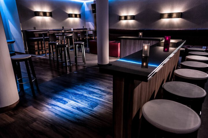 Lounge 65 of 72