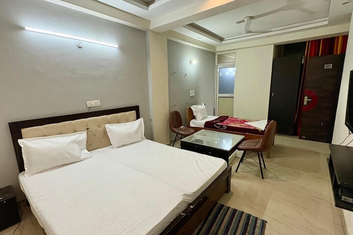 Room 6 of 11