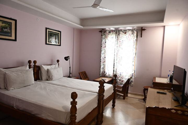 Room 4 of 32