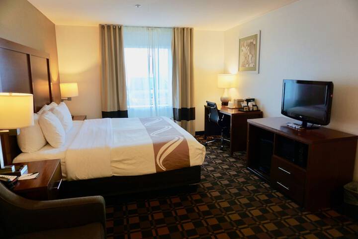 1 King Bed (8 of 17)