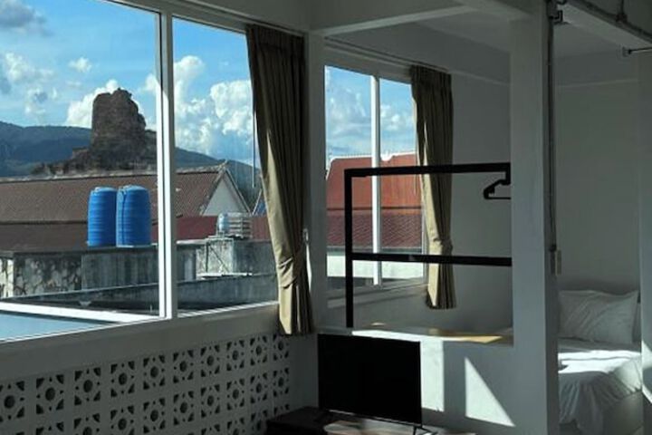 Room 6 of 77