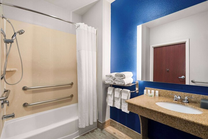 1 King Bed Accessible Room Tub with Grab Bars (21 of 23)