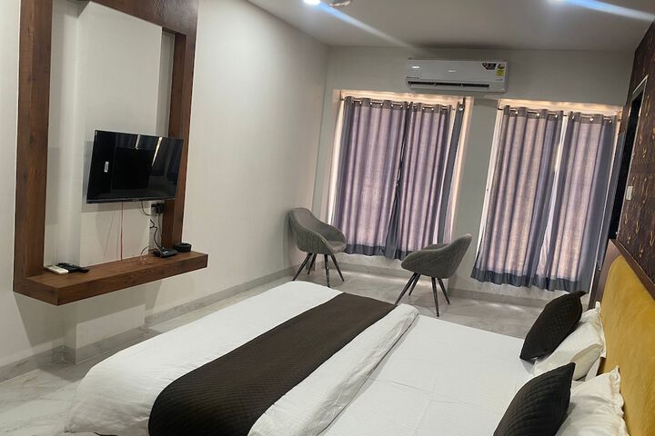 Room 8 of 12
