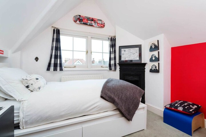 Room 2 of 6