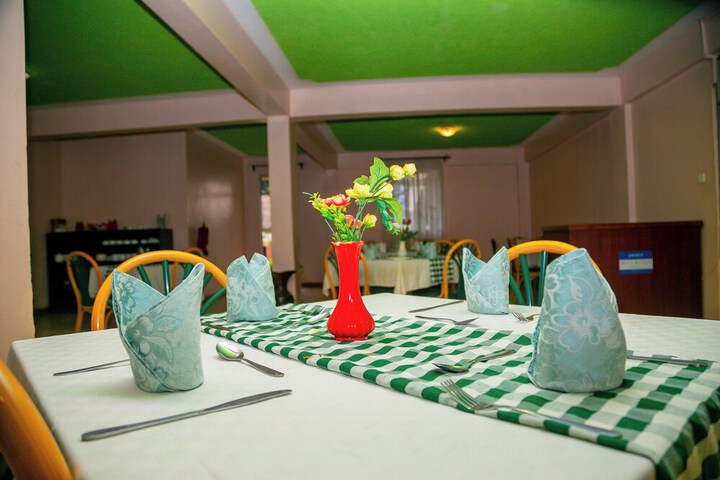 Dining 33 of 66