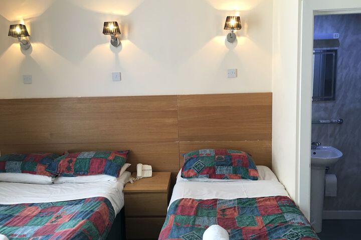 Room 32 of 80