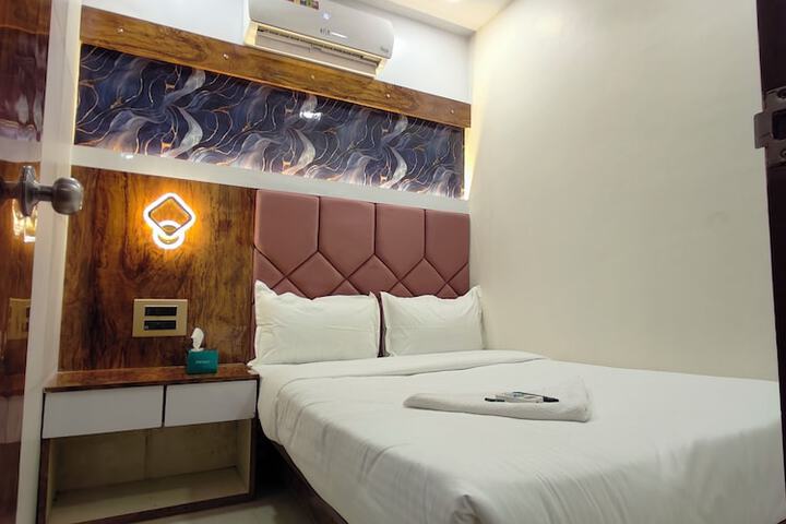 Room 7 of 8