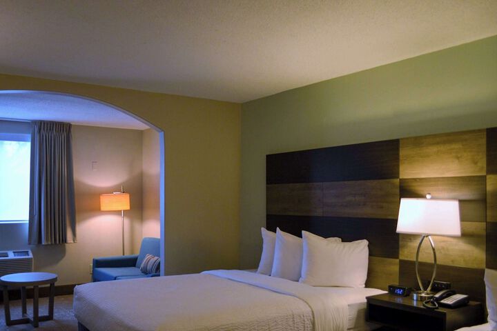 2 Queen Beds (12 of 17)