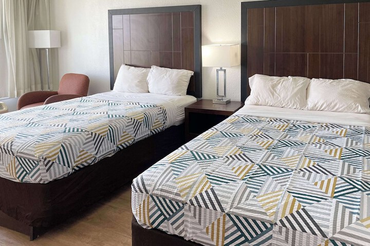 2 Double Beds (3 of 5)