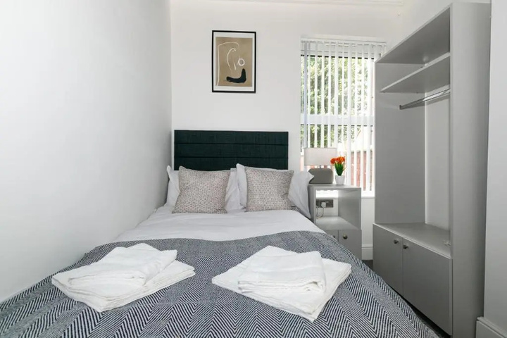 Room 4 of 16