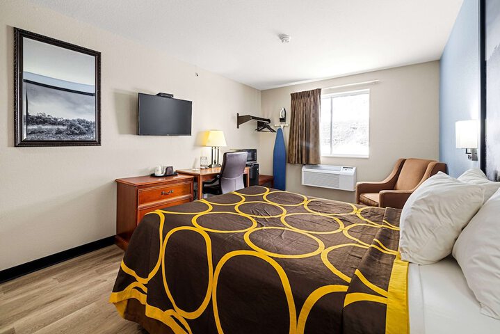 1 Queen Bed (19 of 24)