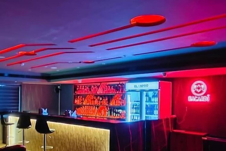 Lounge 6 of 9