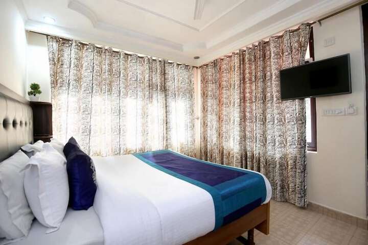 Room 17 of 34