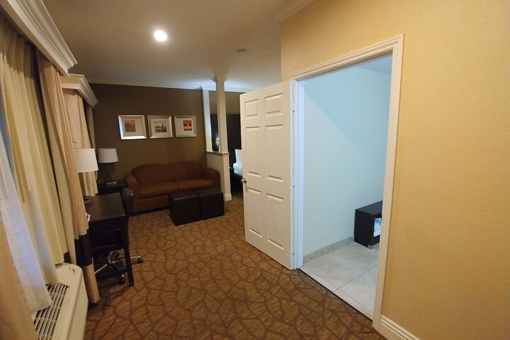King Suite with Sofa Bed (3 of 17)