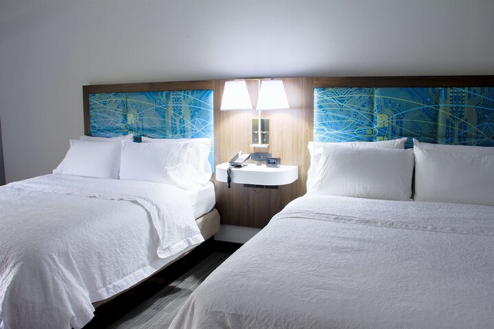 2 Queen Beds with Refrigerator, Microwave (2 of 6)