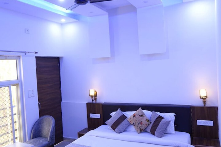 Room 9 of 20