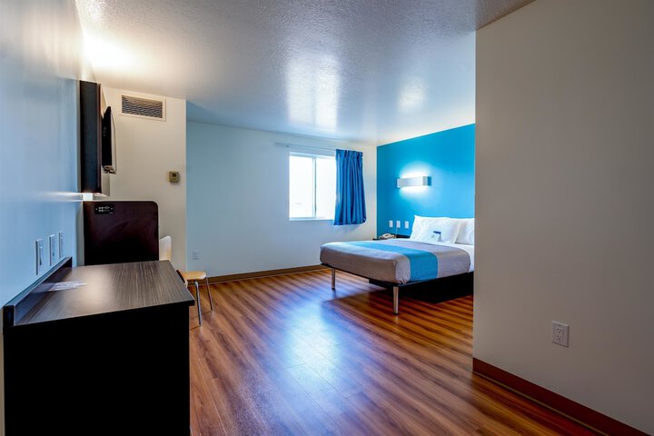 Queen Room Disability Accessible (11 of 23)