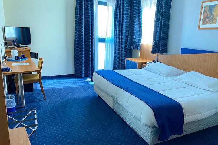 Room 17 of 35