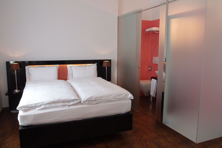 Room 9 of 25