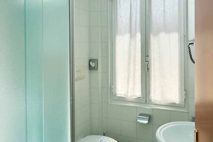 Room 32 of 67