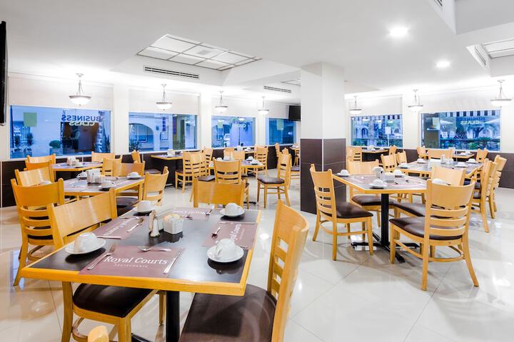 Dining 33 of 46