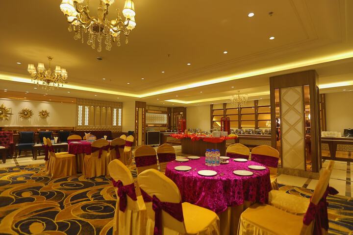 Ballroom/Hall 63 of 74