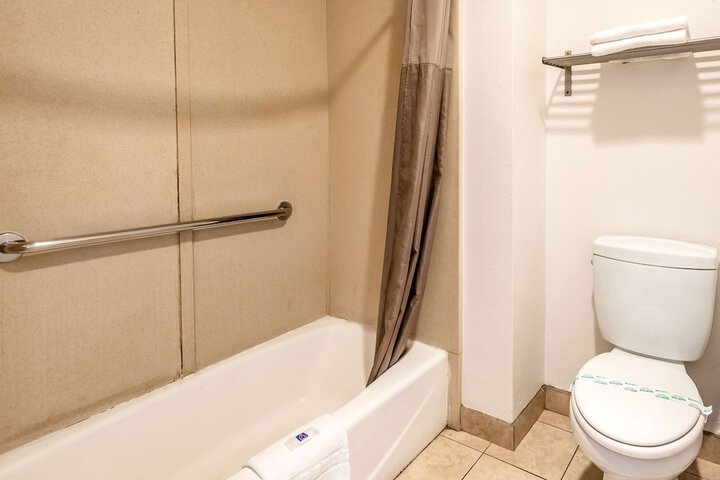 Queen Room Disability Accessible (8 of 8)