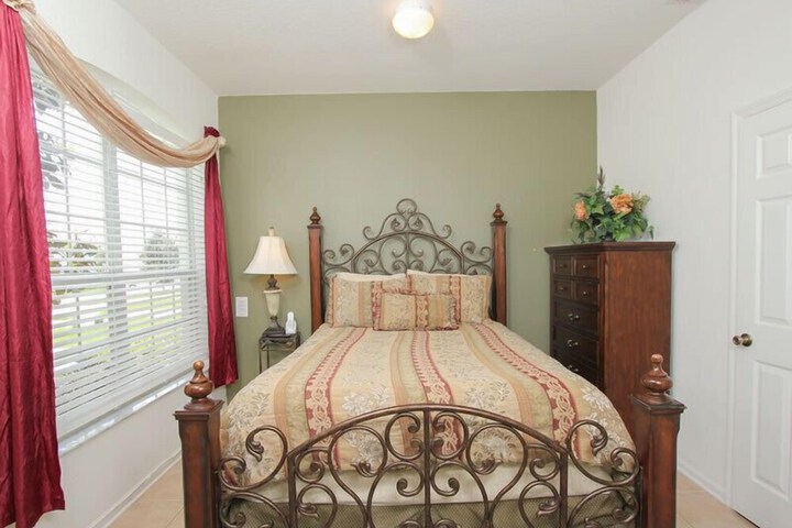 Room 7 of 25