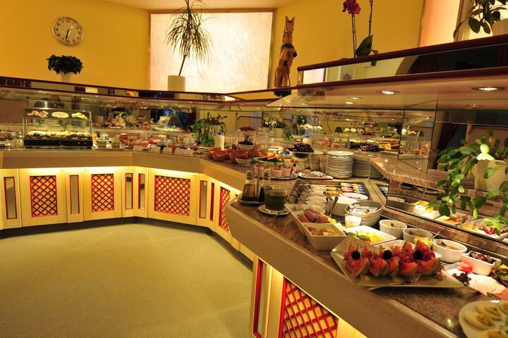 Dining 48 of 58