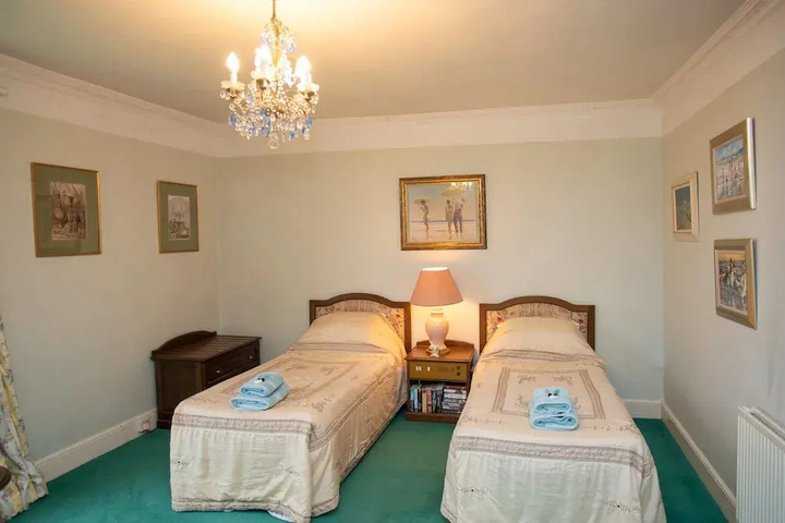 Room 4 of 9