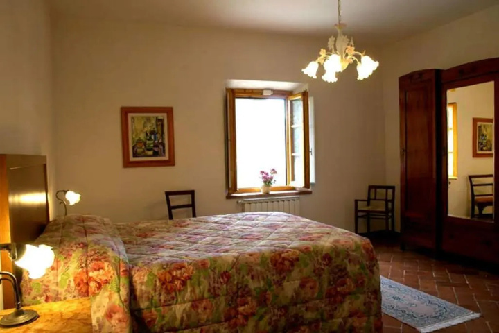 Room 4 of 9