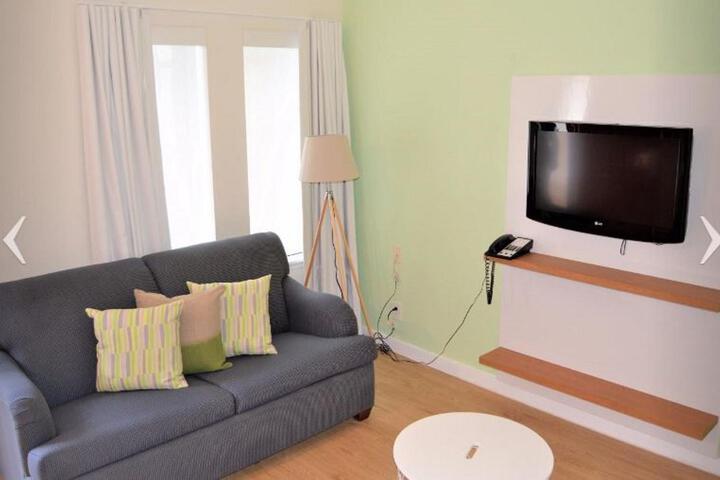 Studio Accessible King Size Bed (5 of 15)