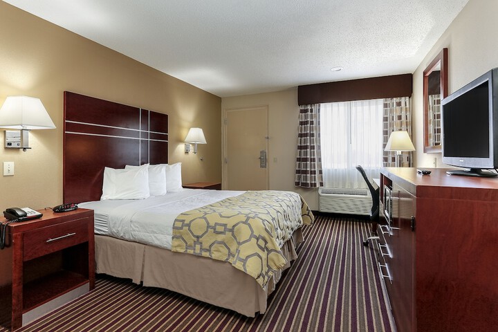 1 Queen Bed (15 of 16)