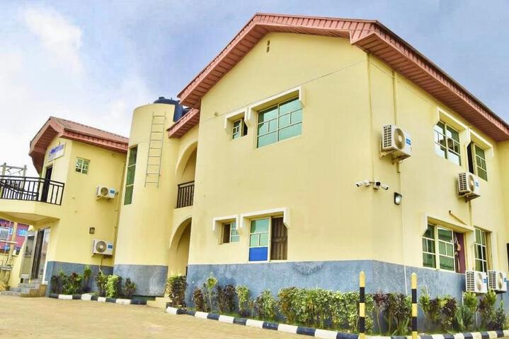 Gracefield hotel & suites
