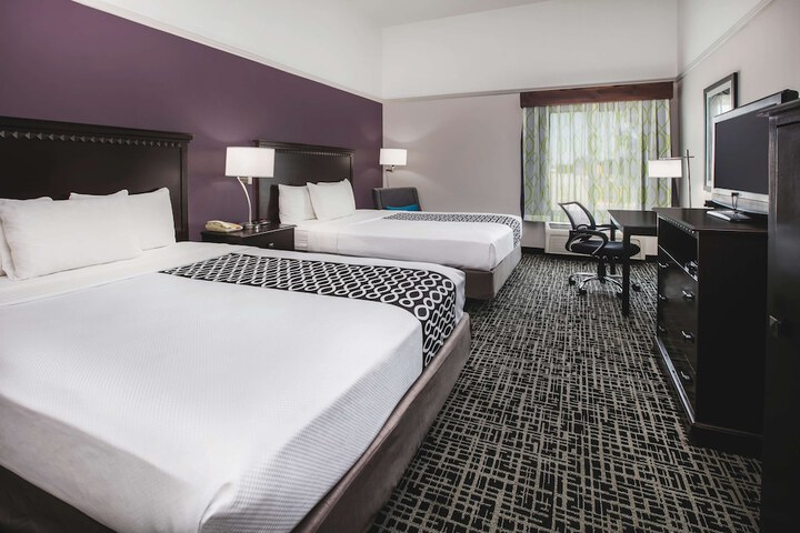 2 Queen Beds (1 of 9)