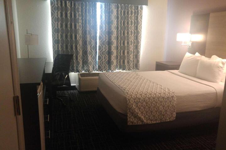 1 Queen Bed Mobility Accessible Communication Assistance Bathtub Full Breakfast (5 of 7)