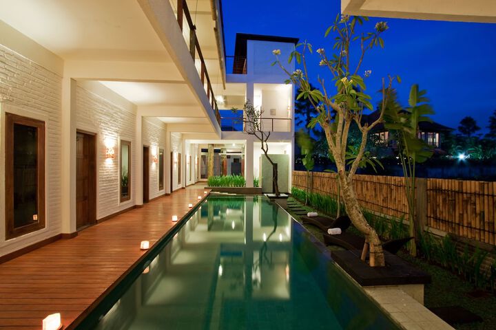 Hotel Pool