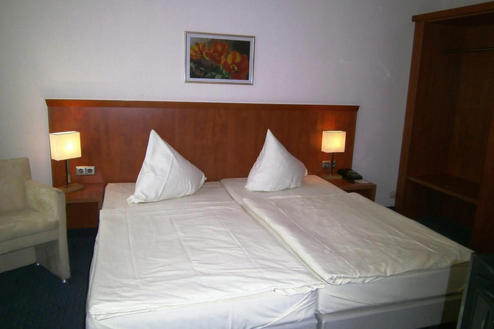 Room 4 of 38