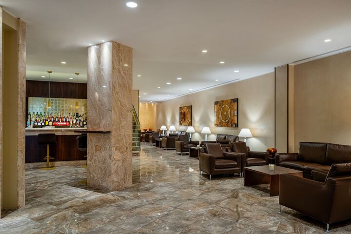 Lounge 85 of 103