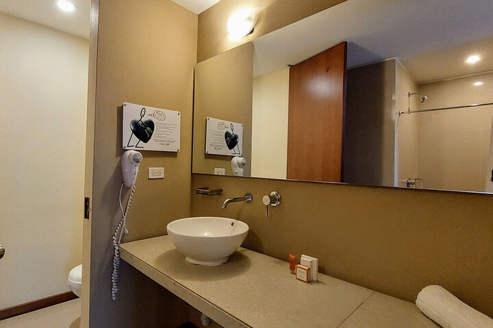 Room 32 of 64