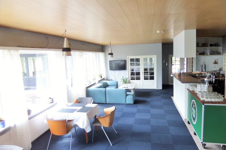 Lounge 24 of 45