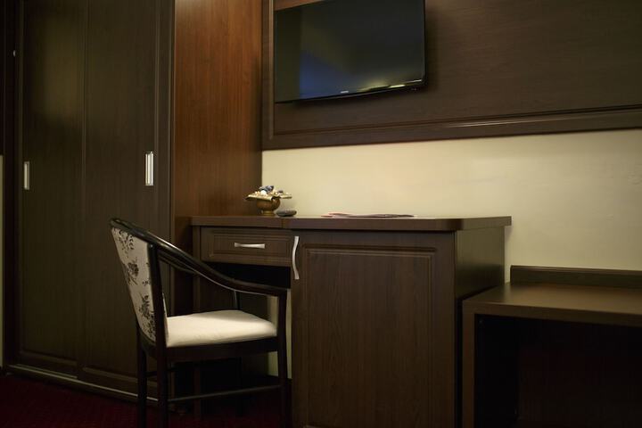 Room 12 of 106