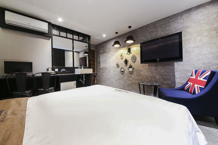 Room 8 of 48