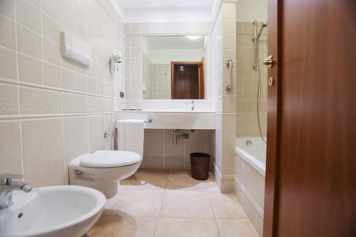 Room 32 of 120