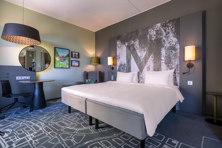 Room 43 of 232
